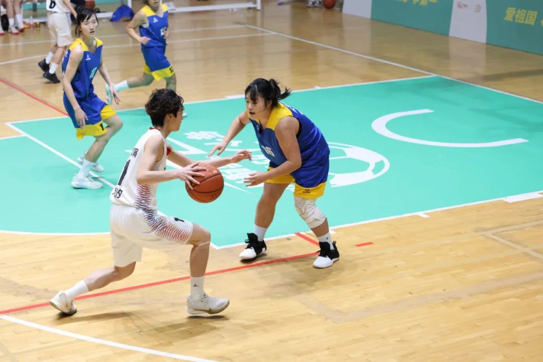 体育健儿鏖战球场，精彩对决震撼世界的简单介绍