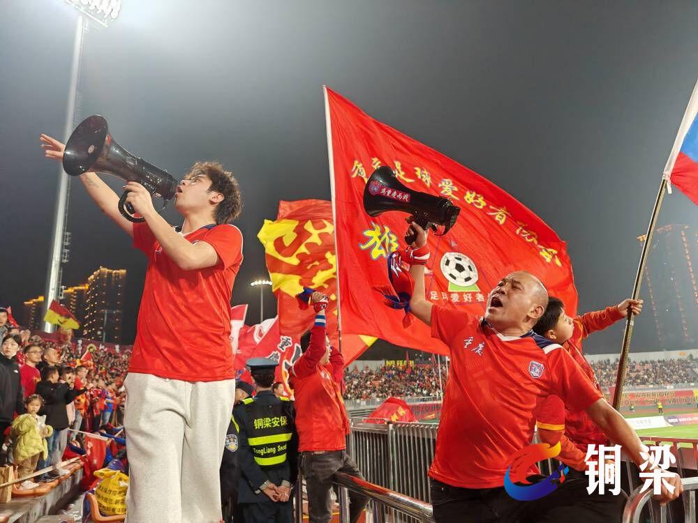包含紧张氛围！球迷为喜爱的球队加油助威的词条