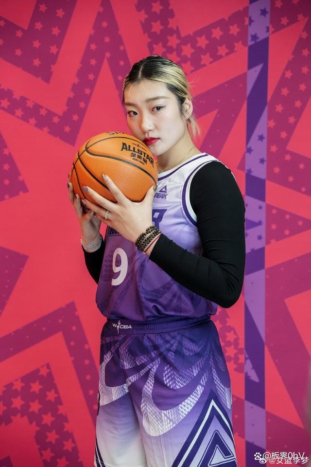 菲律宾篮球明星在社交媒体上晒健身照