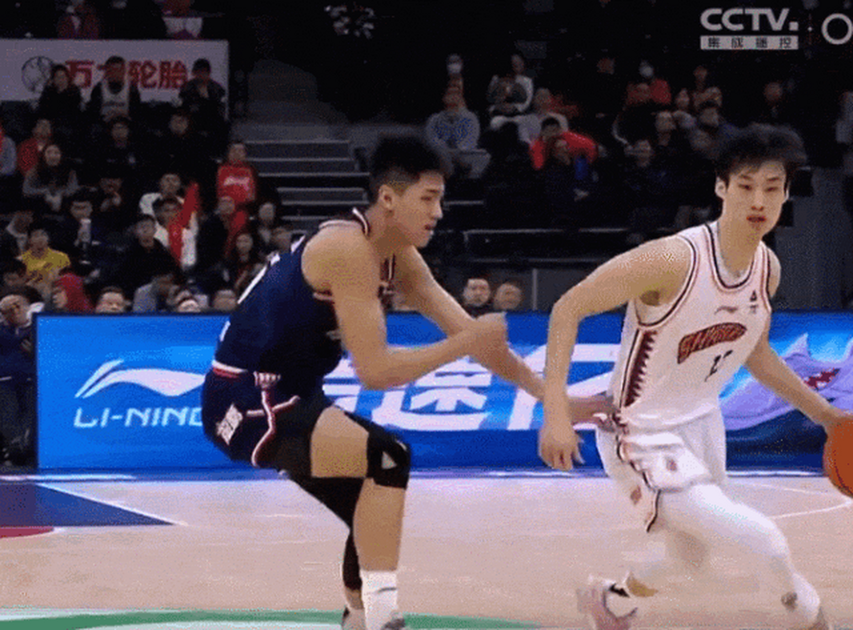 包含CBA俱乐部杯首场比赛上海久事大鲨鱼对阵山西队的词条