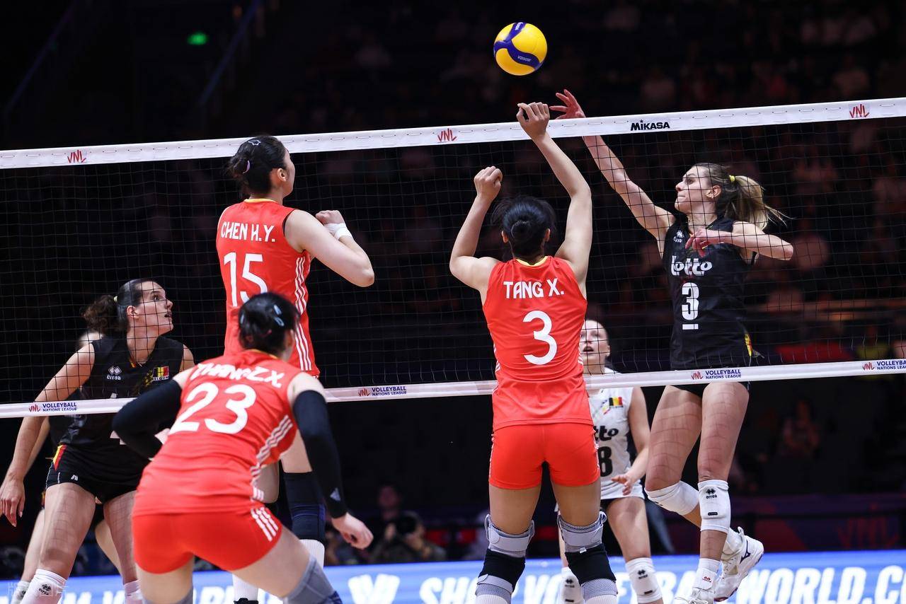中国女排抵达波兰!总决赛之旅不被看好热身赛查漏补缺(中国女排首战惜败波兰队)