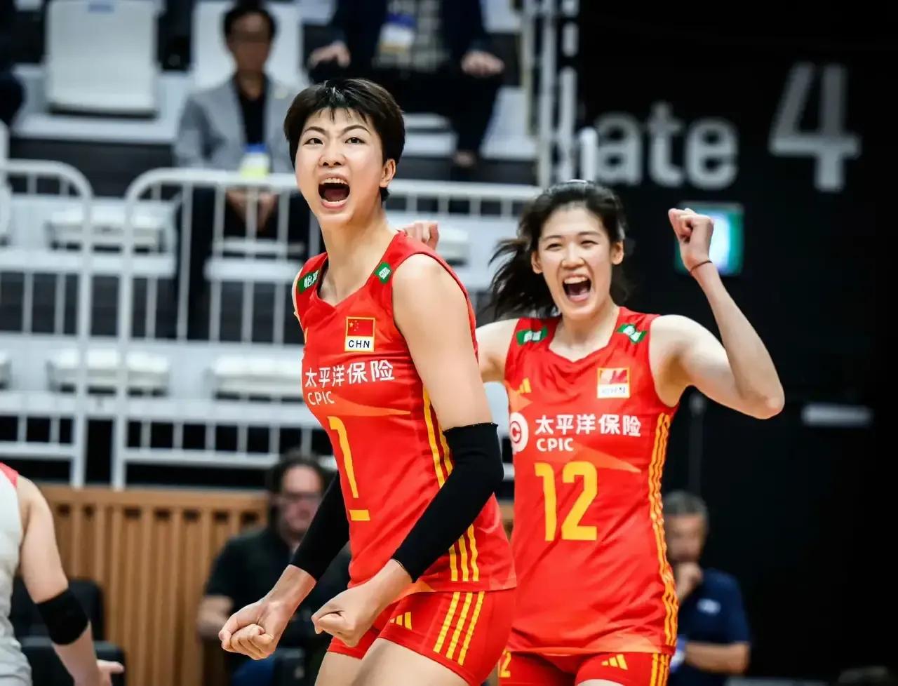 中国女排抵达波兰!总决赛之旅不被看好热身赛查漏补缺(中国女排首战惜败波兰队)