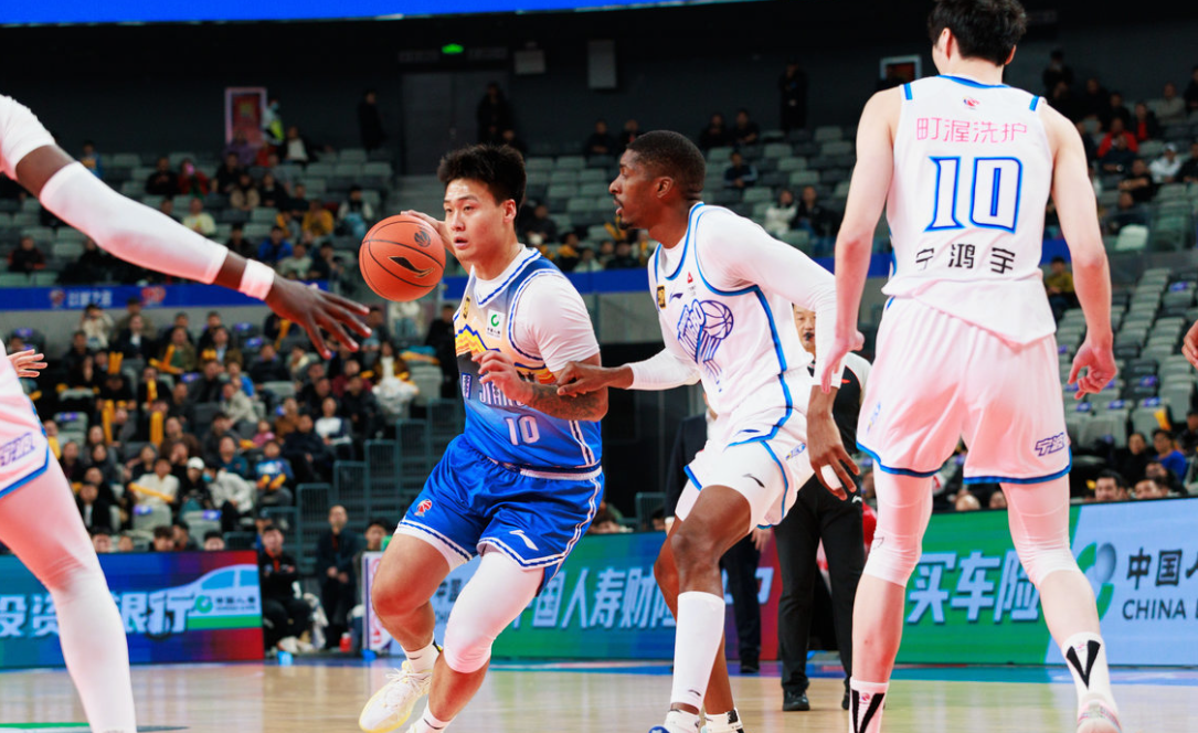 开云体育登录-CBA季前赛新疆广汇vs浙江稠州前瞻：赵睿首秀引爆焦点战(新疆广汇男篮赛程表)